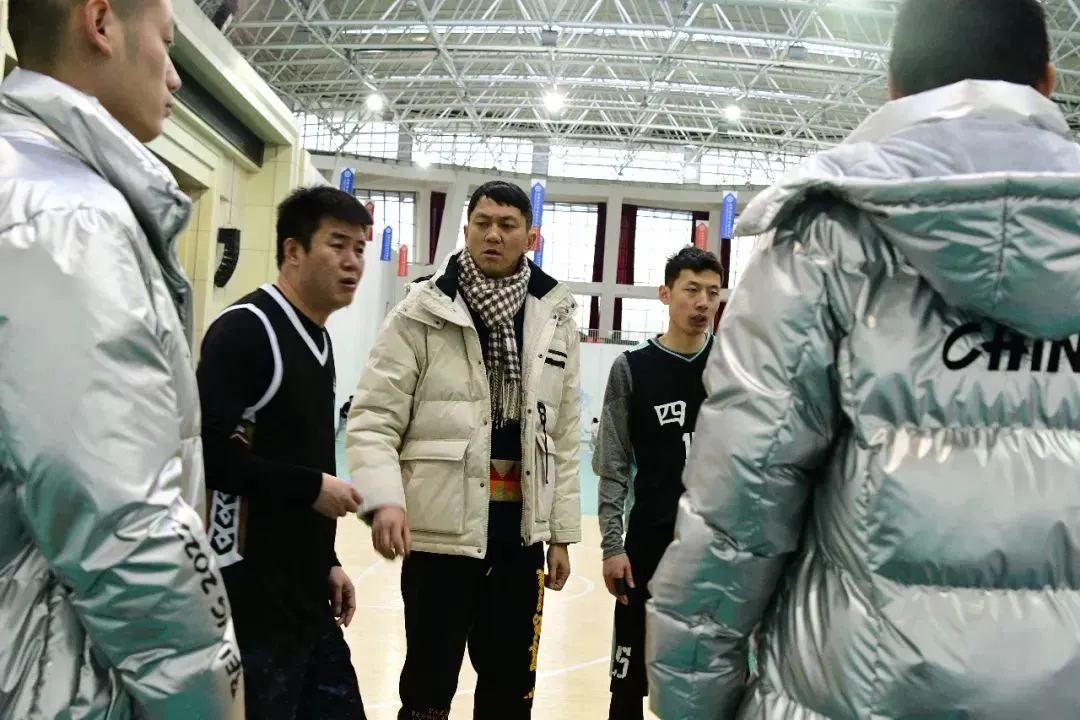 业余篮球爱好者在哪里可以找到表演赛资源_2